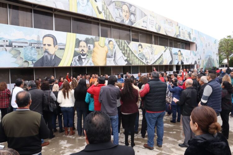 Sección 30 SNTE: Se «engalla» Abelardo, va por 100 días de aguinaldo