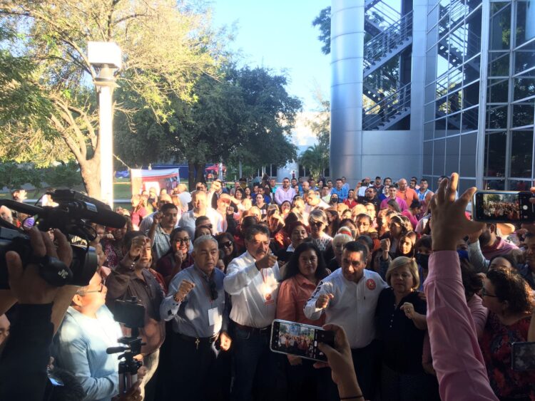 Maestros de la Torre de Cristal se deciden por Abelardo para sección 30 SNTE