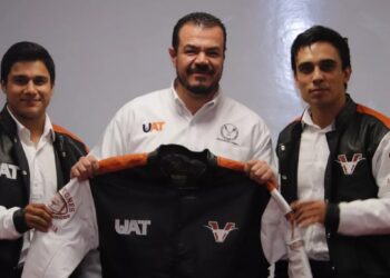 Rector entrega chamarras a Cuernos Largos FMVZ, campeones de la LUFAUAT