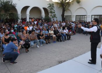 Lalo Gattás parte la rosca de Reyes con el pueblo