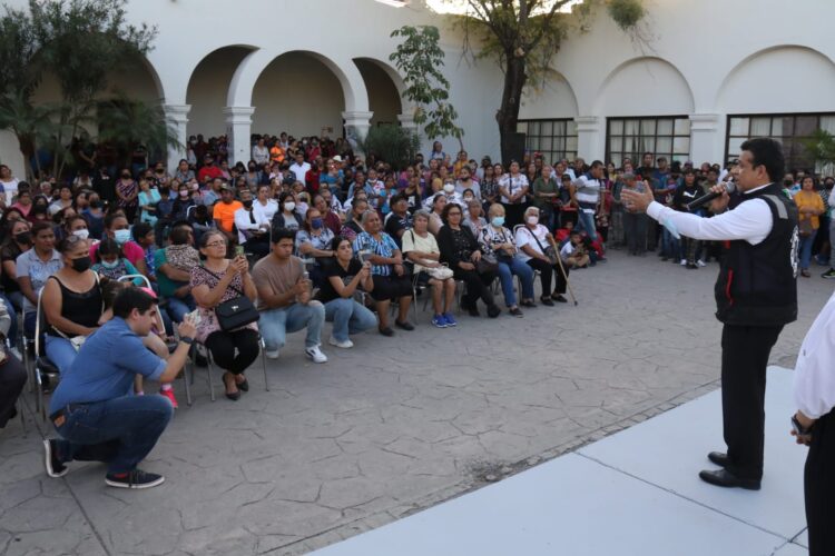 Lalo Gattás parte la rosca de Reyes con el pueblo