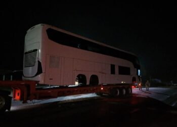 Llevaban mota en autobús chatarra, remolcado por trailer