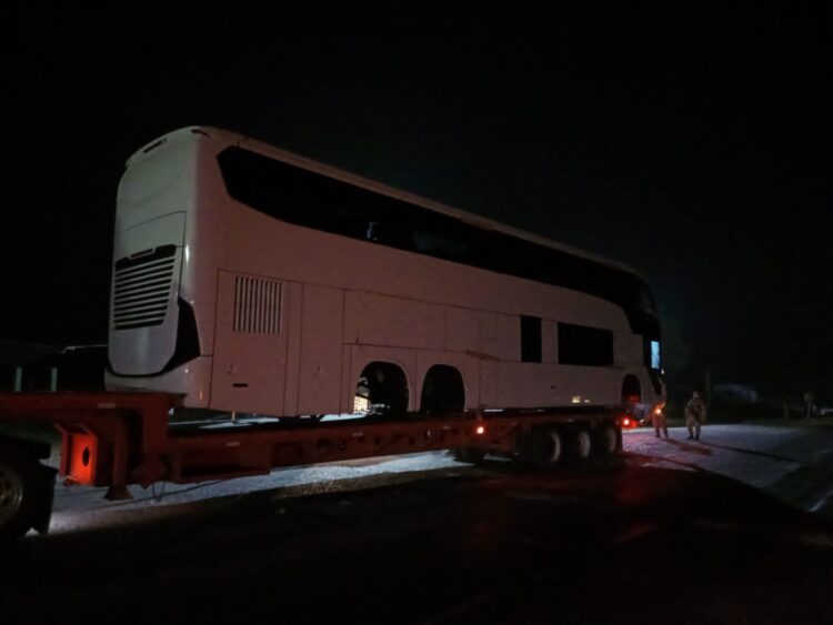 Llevaban mota en autobús chatarra, remolcado por trailer