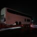 Llevaban mota en autobús chatarra, remolcado por trailer