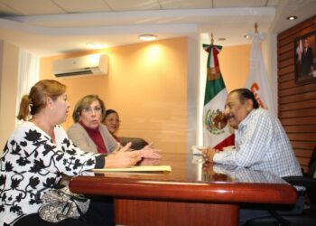 Senadora Lupe Covarrubias fue al «besamanos» con Arnulfo Rodríguez, amo del SNTE