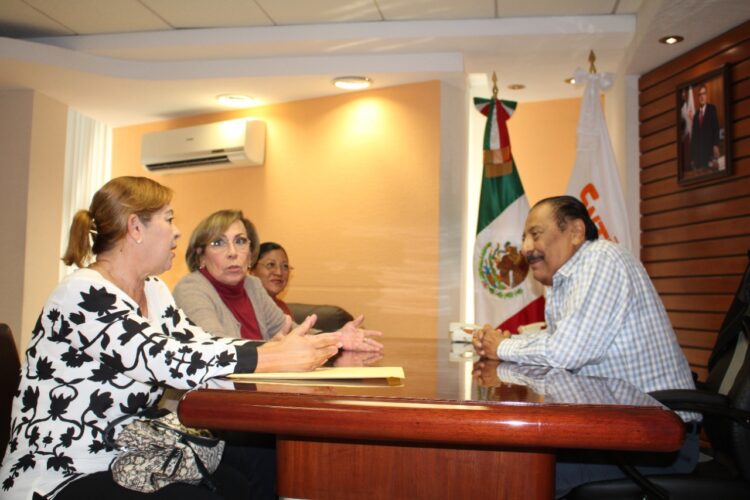 Senadora Lupe Covarrubias fue al «besamanos» con Arnulfo Rodríguez, amo del SNTE