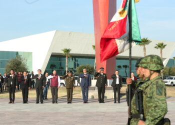 Exhorta Gobernador a burócratas a ser atentos con el público