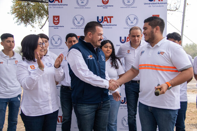 Entrega el Rector equipo a Brigada de Primeros Auxilios de  Prepa Mante