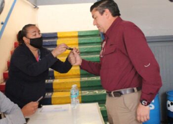 Diputado Pepe Braña también fue a votar, en Victoria