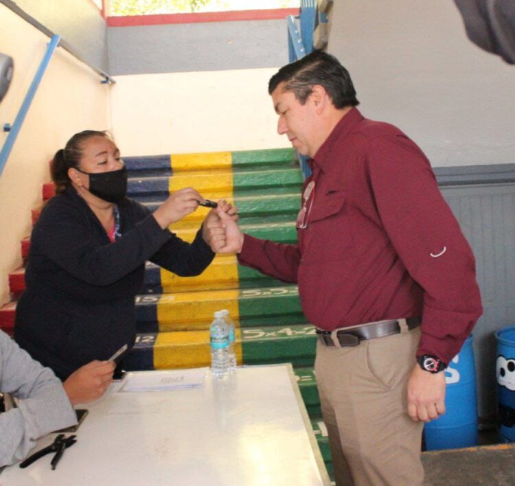 Diputado Pepe Braña también fue a votar, en Victoria