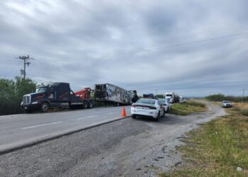 Se incendia caja de trailer en Jiménez, y autobús en Padilla