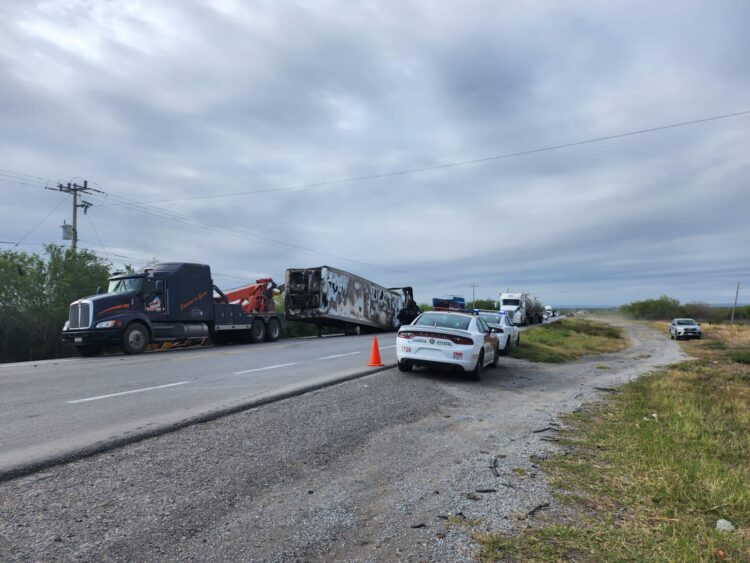 Se incendia caja de trailer en Jiménez, y autobús en Padilla