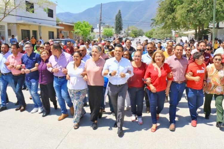 Gattás sigue entregando calles pavimentadas con hidráulico