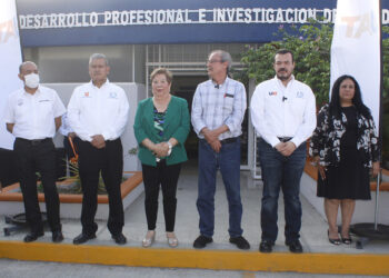 Rector de la UAT inaugura en el campus Tampico librería FCE -EDUCAL