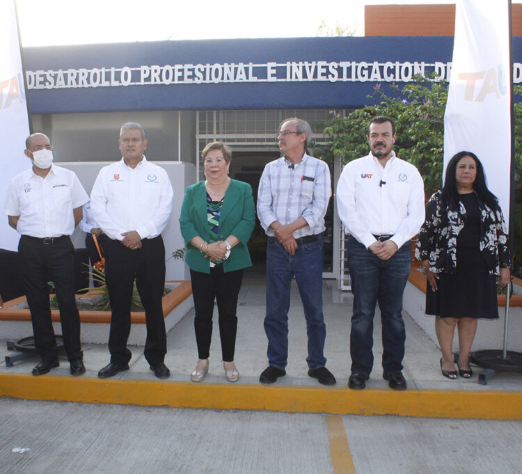 Rector de la UAT inaugura en el campus Tampico librería FCE -EDUCAL