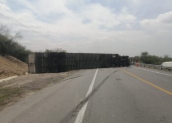 Vuelca trailer en la Victoria-Zaragoza; interrumpida la circulación