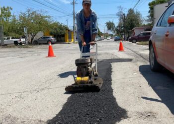 Lleva Gattás programa de bacheo a más colonias