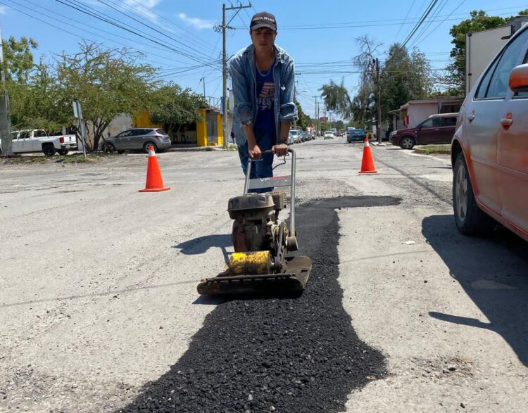 Lleva Gattás programa de bacheo a más colonias
