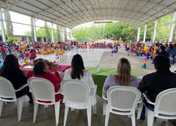Comienza el festejo: Piñatas y dulces para todos los niños de Guémez