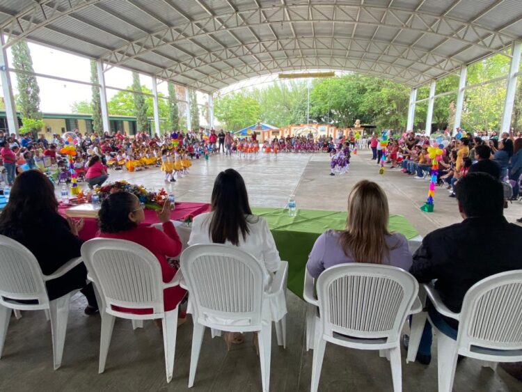 Comienza el festejo: Piñatas y dulces para todos los niños de Guémez