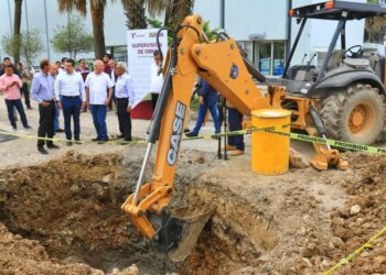 Supervisa alcalde trabajos de rehabilitación de colector sanitario San Antonio