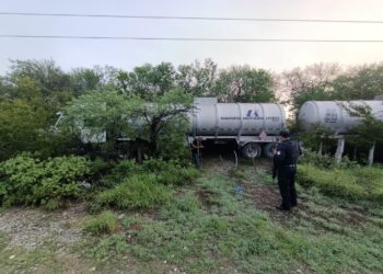 Doble pipa se sale de la carretera en Guémez