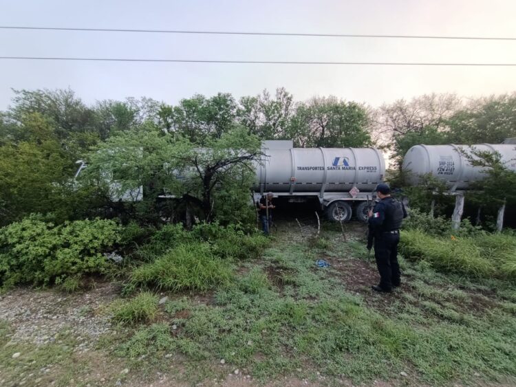 Doble pipa se sale de la carretera en Guémez