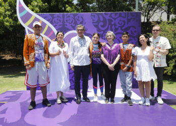 Festejan el Gobernador y la Dra. María a niñas y niños de Casa Hogar en Los Pinos