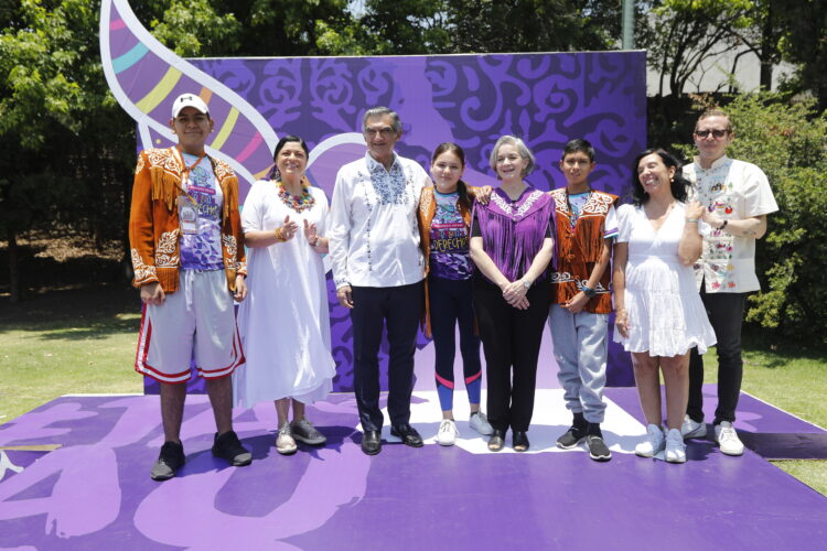 Festejan el Gobernador y la Dra. María a niñas y niños de Casa Hogar en Los Pinos
