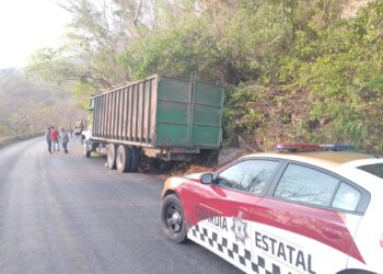 En Ocampo, GE retira camión que se quedó tirado