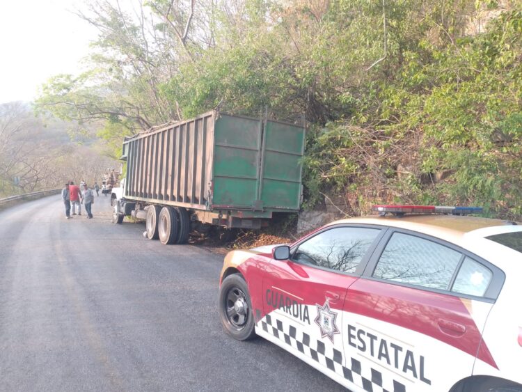 En Ocampo, GE retira camión que se quedó tirado