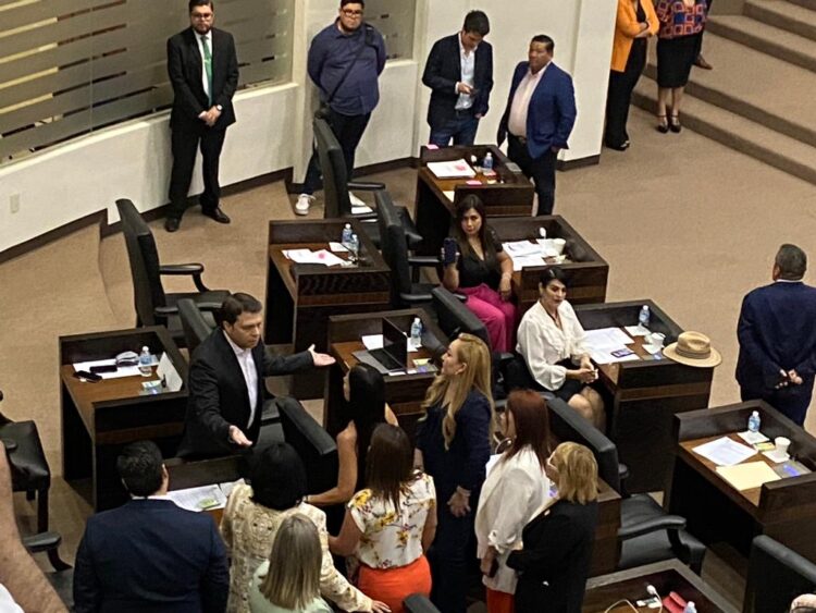 Lavar la ropa sucia en público