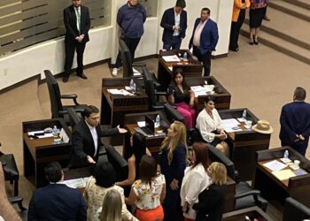 Congreso suspende sesión: Pelea “El Cachorro” con Nora Gómez