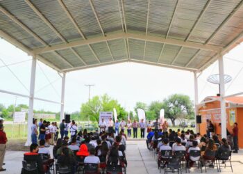 Alcalde de Victoria le cumple a la educación