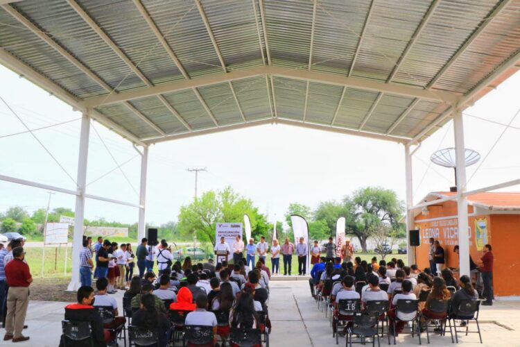 Alcalde de Victoria le cumple a la educación