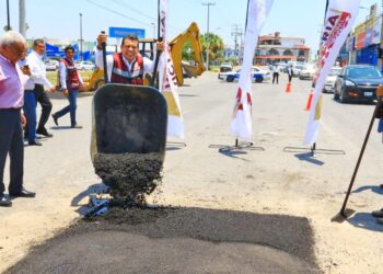 Después de las lluvias arranca alcalde intenso programa de bacheo en Victoria