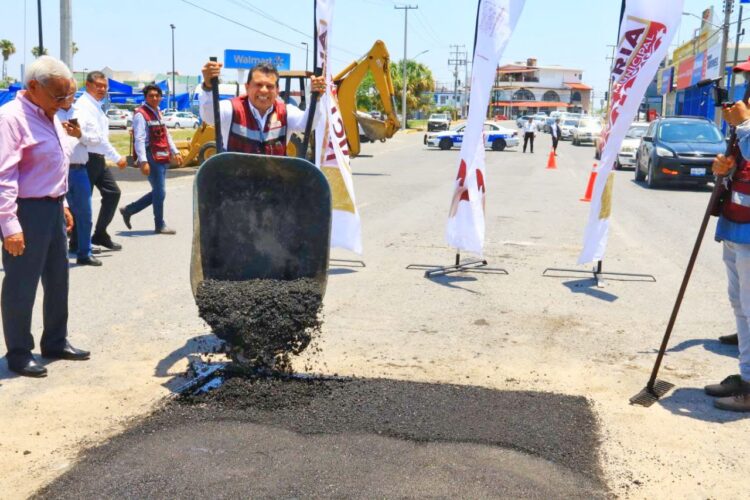 Después de las lluvias arranca alcalde intenso programa de bacheo en Victoria