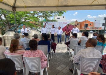 Entrega ITAVU tinacos a familias de Tampico