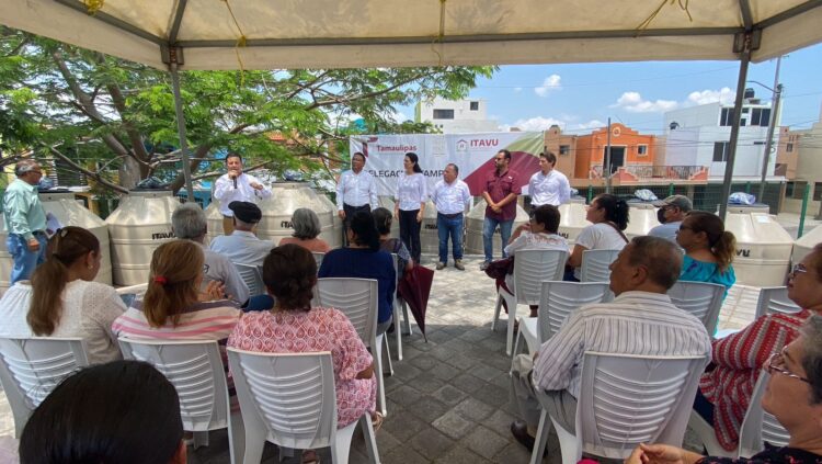 Entrega ITAVU tinacos a familias de Tampico