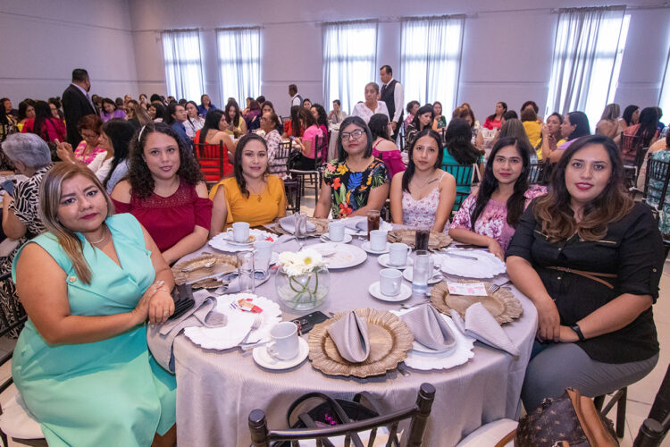  Día de las Madres: Reconoce la UAT a sus trabajadoras