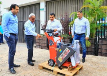 Victoria compra máquina: Van por un bacheo permanente de calles