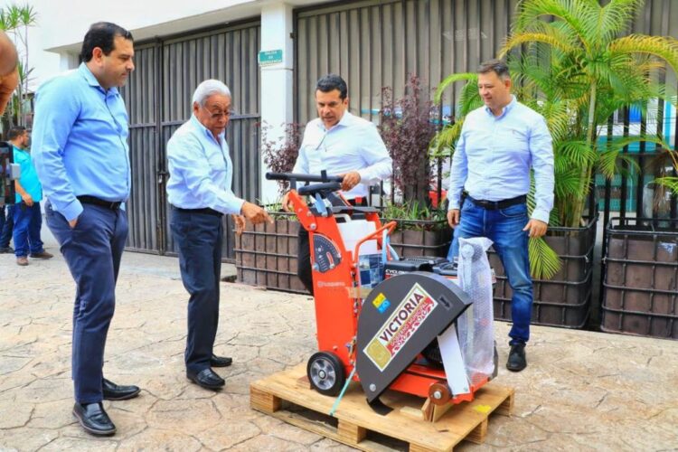 Victoria compra máquina: Van por un bacheo permanente de calles