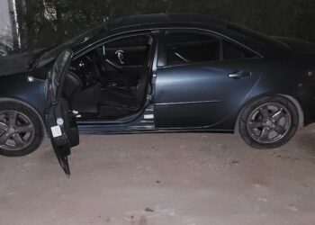 Se bajó corriendo: Abandona auto con 10 kilos de mota