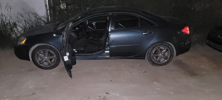 Se bajó corriendo: Abandona auto con 10 kilos de mota