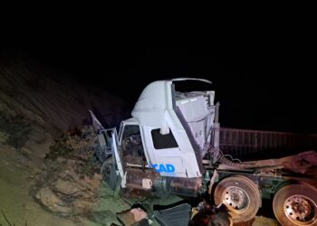 Vuelca trailer con tabaco en la Rumbo Nuevo: Guardia Estatal abandera