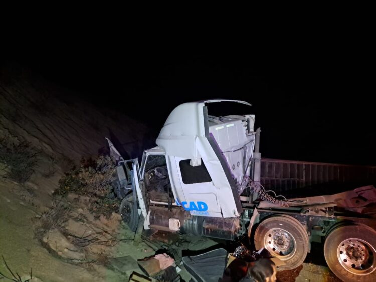 Vuelca trailer con tabaco en la Rumbo Nuevo: Guardia Estatal abandera