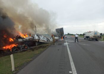 Chocan trailer contra van en municipio de Guémez: 13 muertos