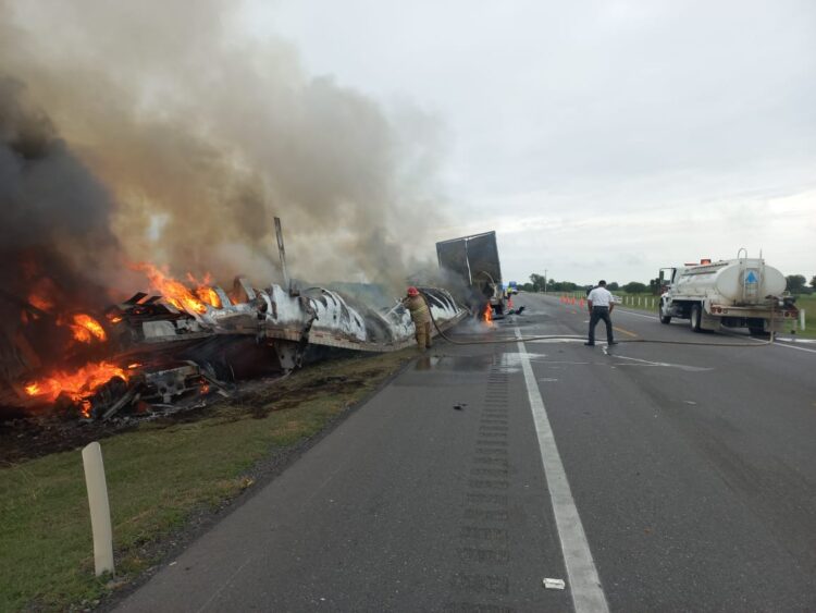Chocan trailer contra van en municipio de Guémez: 13 muertos