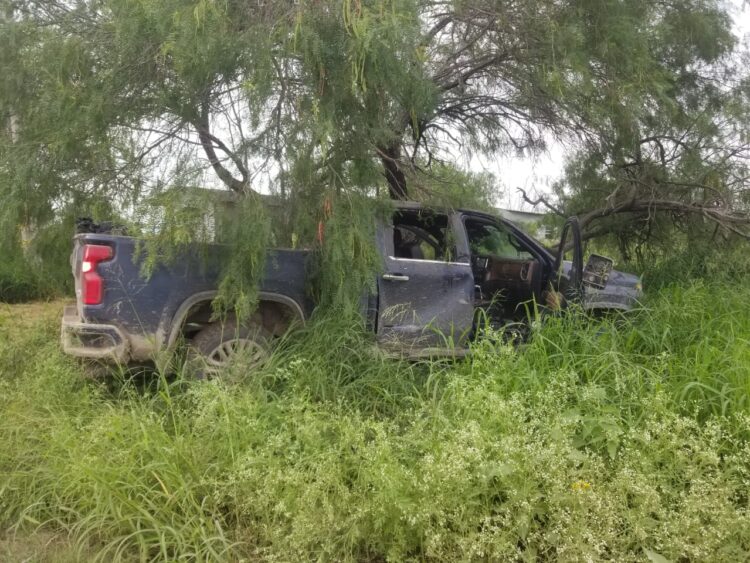 GE asegura camioneta estrellada contra árbol, con un difunto adentro