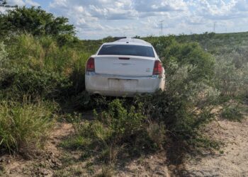 Los persigue Guardia Estatal: Corren y abandonan vehículos